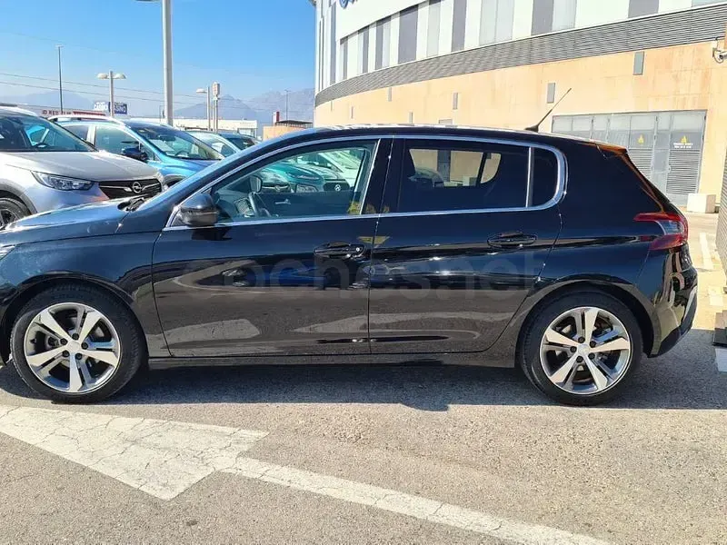 Usado Peugeot 308 130 CV (95 kW) 2019 Negro Berlina