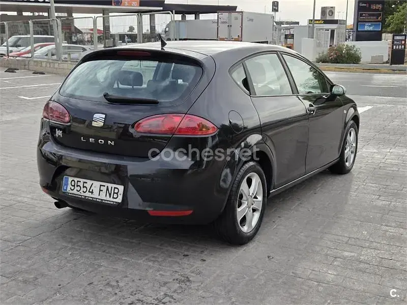 Usado Seat Leon Ecomotive 105 CV (77 kW) 2008 Negro Utilitario
