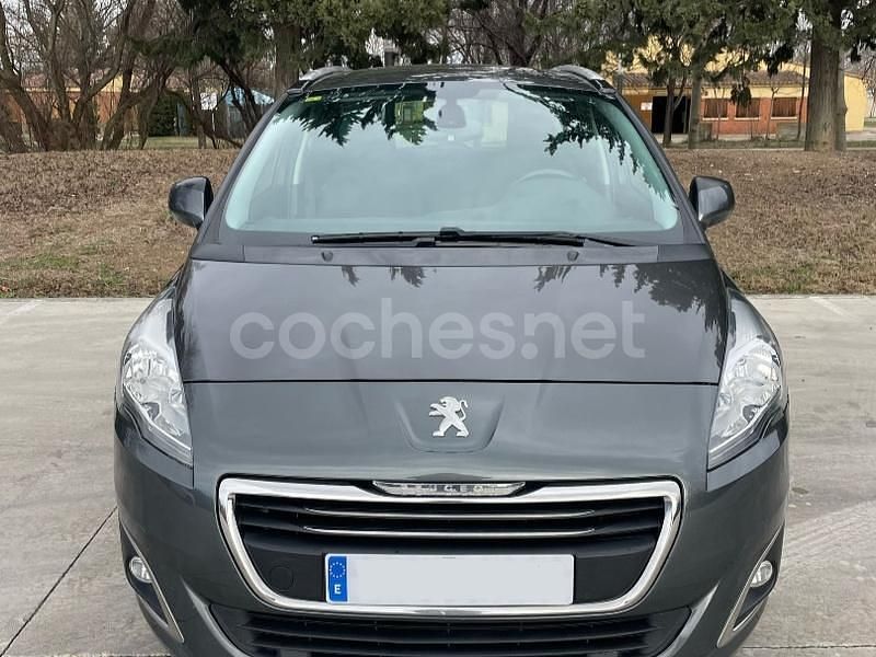 Usado Peugeot 5008 Access 115 HP (84 kW) 2014 Bege Monovolume