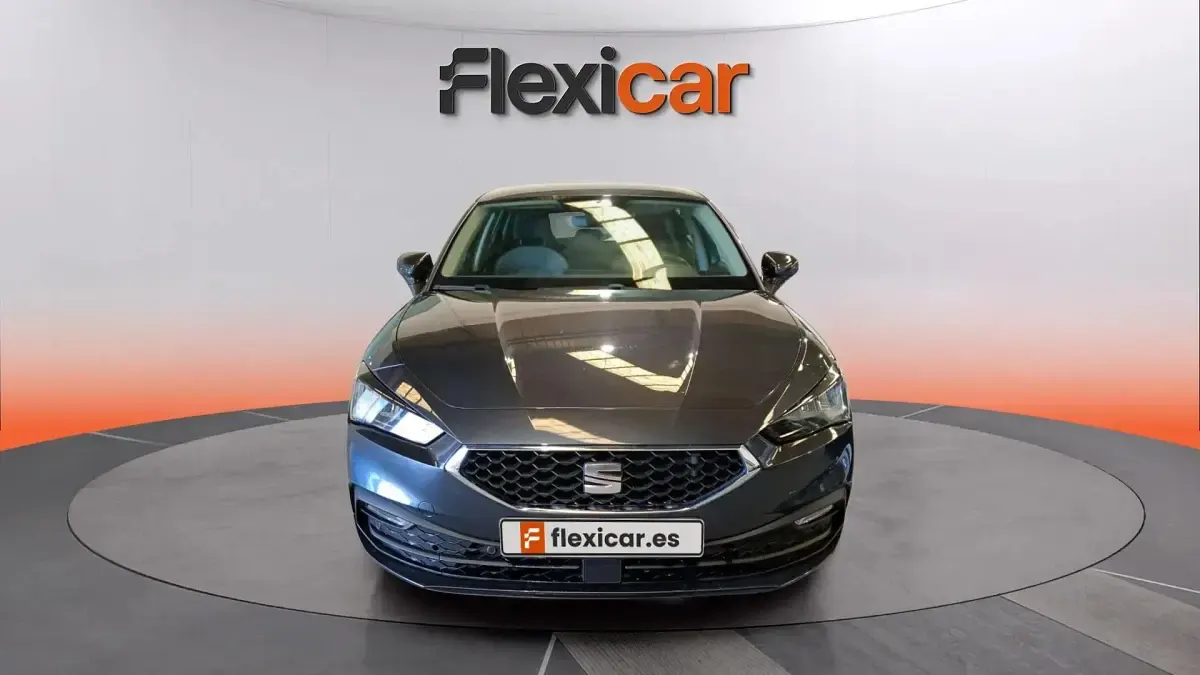 Usado Seat Leon Style 131 CV (96 kW) 2023 Gris Berlina