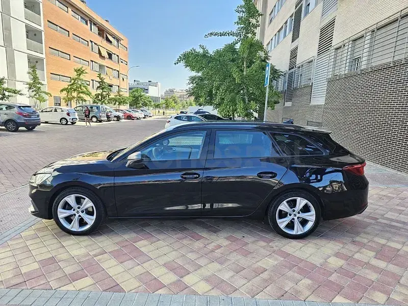 Usado Seat Leon FR 150 CV (110 kW) 2021 Negro Familiar