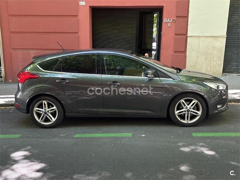 Usado Ford Focus ST-Line 125 CV (91 kW) 2017 Gris / plata Berlina