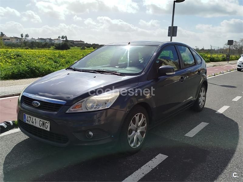 Usado Ford Focus Trend 90 CV (66 kW) 2010 Gris / plata Berlina