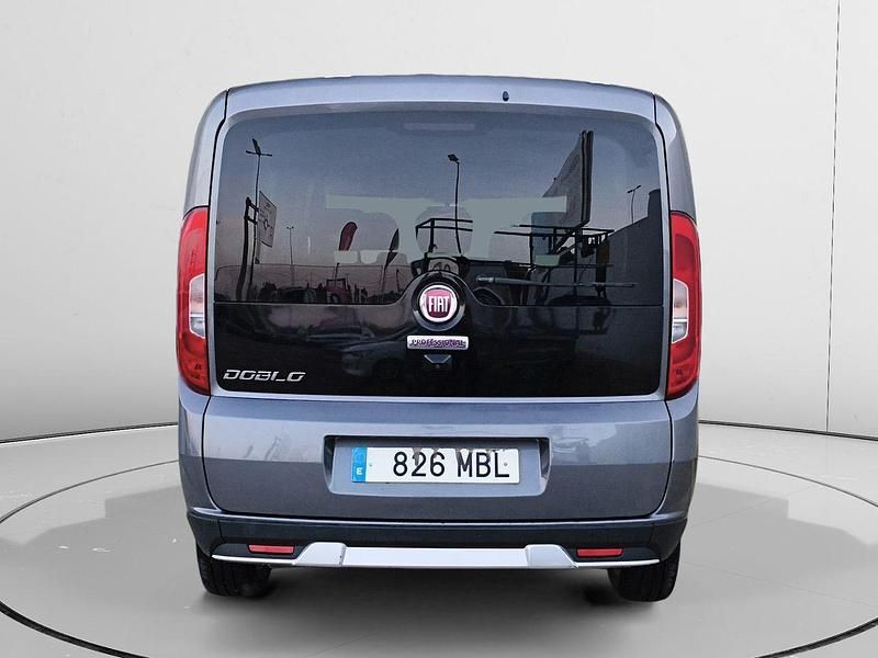 Usado Fiat Doblò Trekking 120 CV (88 kW) 2022 Gris Monovolumen