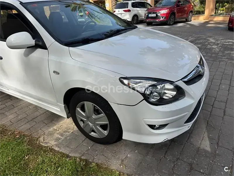 Usado Hyundai i30 Classic 90 CV (66 kW) 2011 Blanco Berlina