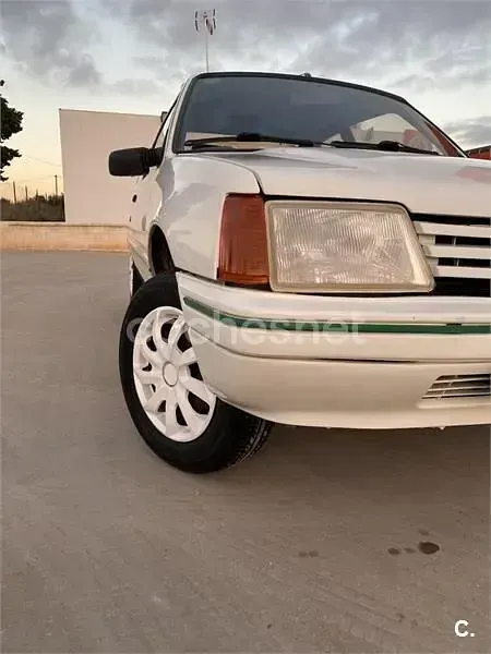 Usado Peugeot 205 65 CV (47 kW) 1989 Blanco Berlina