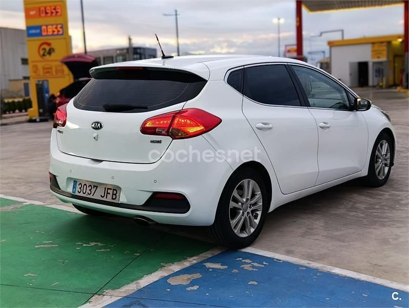 Usado Kia Ceed GT 90 HP (66 kW) 2015 Branco Sedan