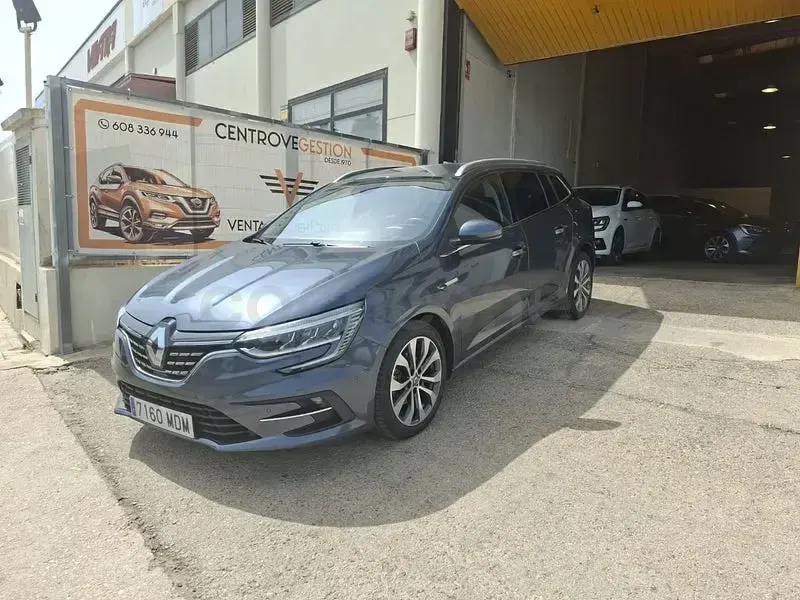Usado Renault Mégane GrandTour Techno 140 CV (102 kW) 2023 Gris / plata Familiar