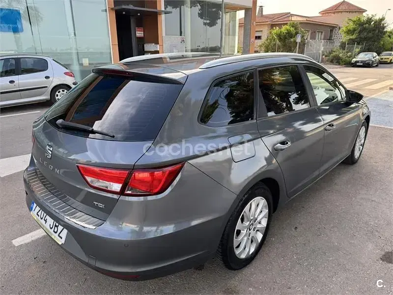 Usado Seat Leon ST Style 105 CV (77 kW) 2015 Gris / plata Familiar