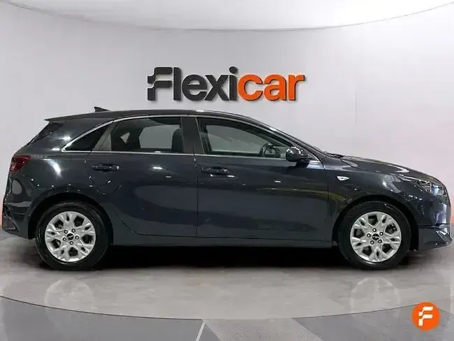 Usado Kia Ceed 136 CV (100 kW) 2023 Gris Utilitario