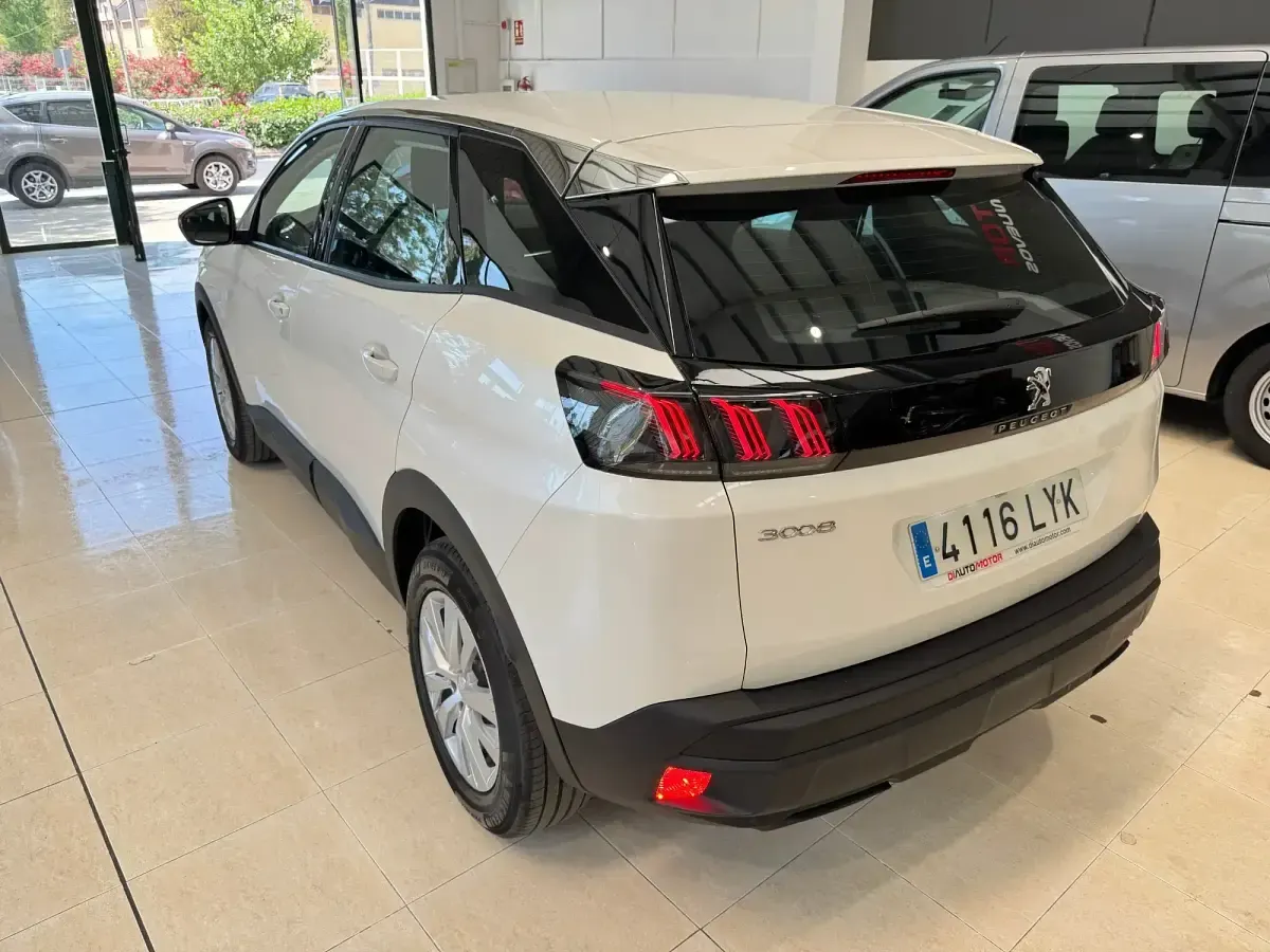 Usado Peugeot 3008 Active 130 CV (95 kW) 2022 Blanco SUV
