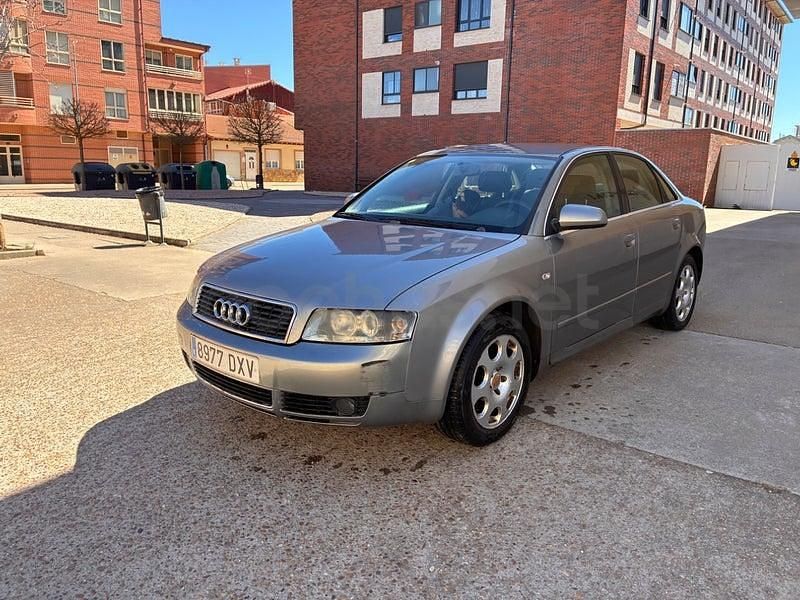 Usado Audi A4 130 CV (95 kW) 2004 Gris / plata Berlina