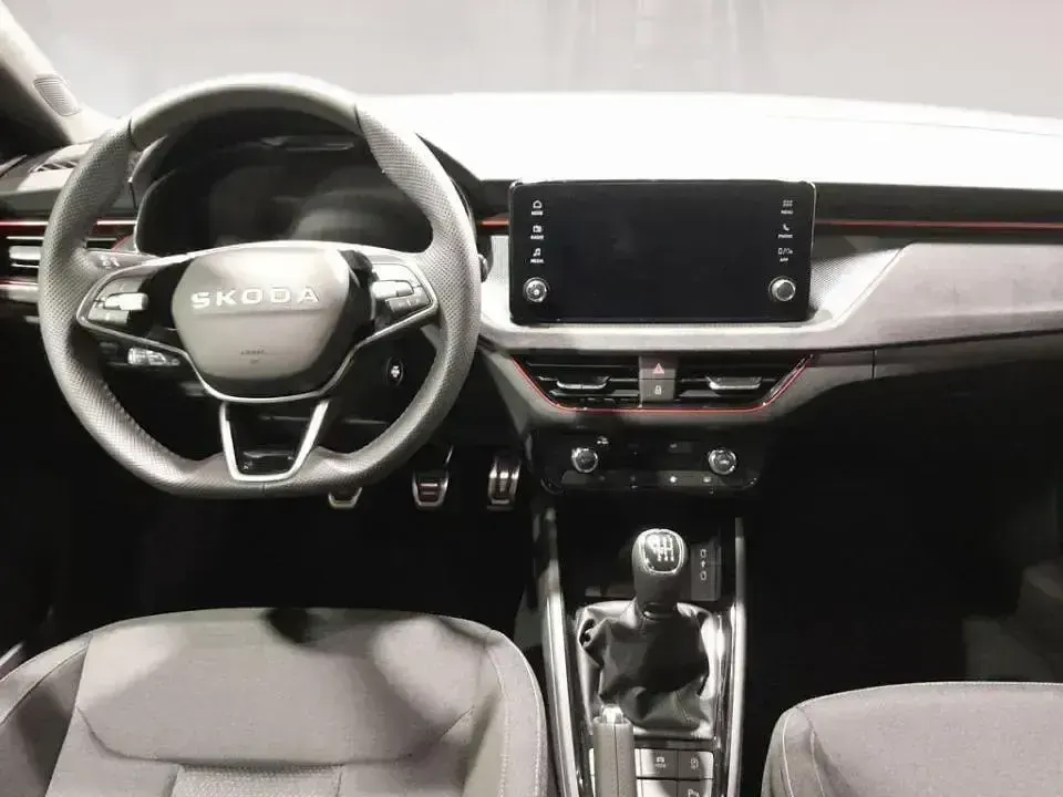 Usado Skoda Scala 116 CV (85 kW) 2025 Gris Utilitario