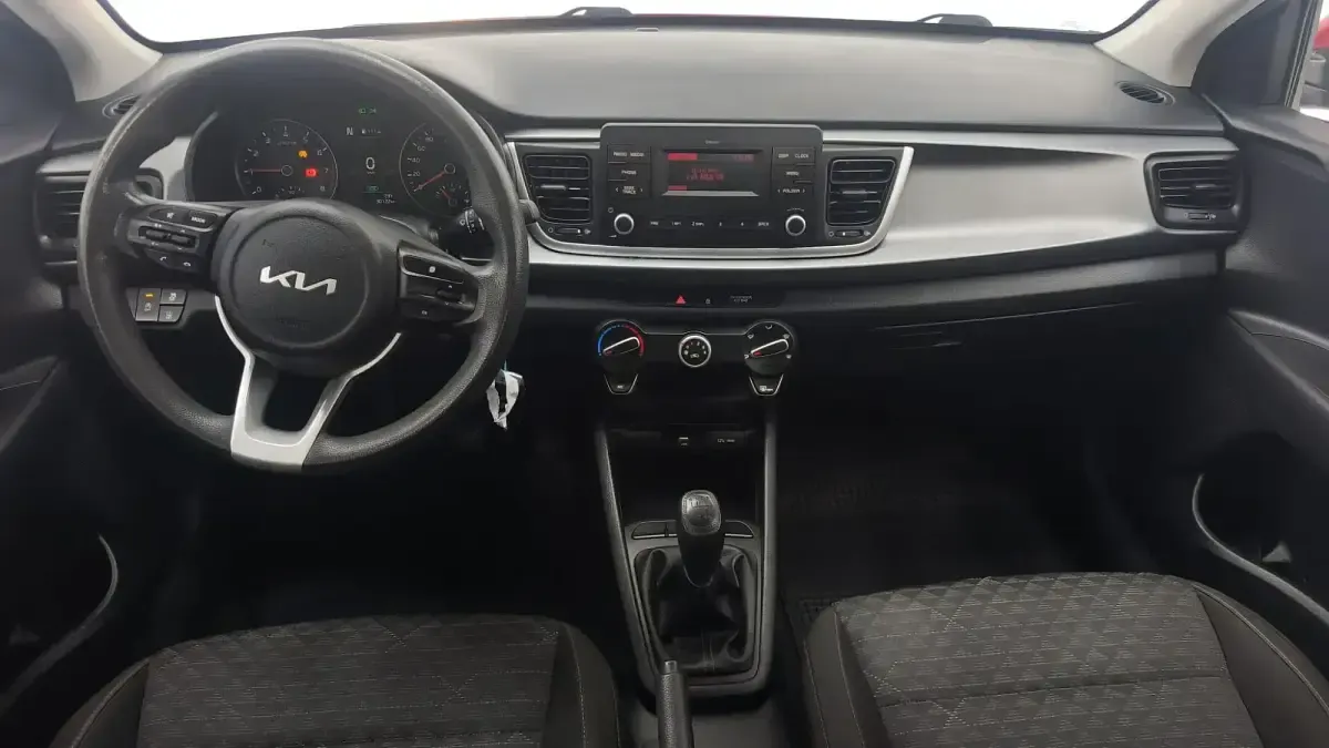 Usado Kia Rio 101 CV (74 kW) 2021 Rojo Berlina