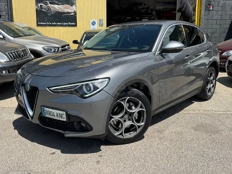 Usado Alfa Romeo Stelvio Executive 180 CV (132 kW) 2018 Gris / plata SUV