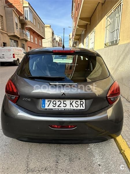 Usado Peugeot 208 Signature Sky 82 CV (60 kW) 2018 Gris / plata Utilitario