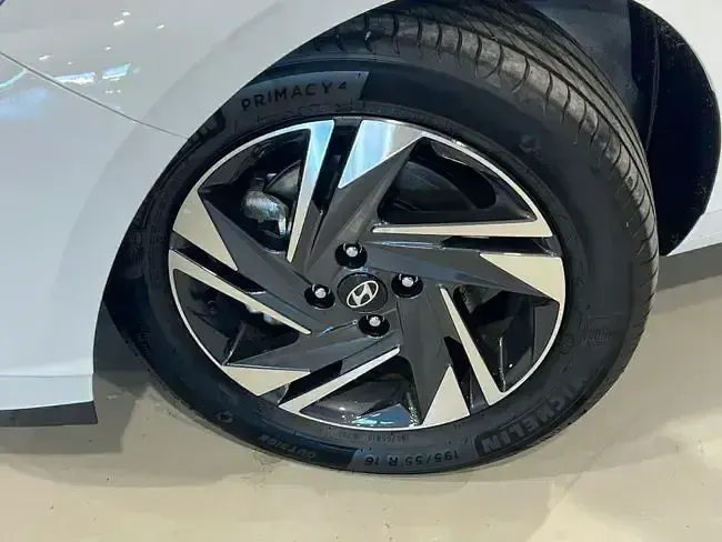 Usado Hyundai i20 85 CV (62 kW) 2023 Blanco Berlina