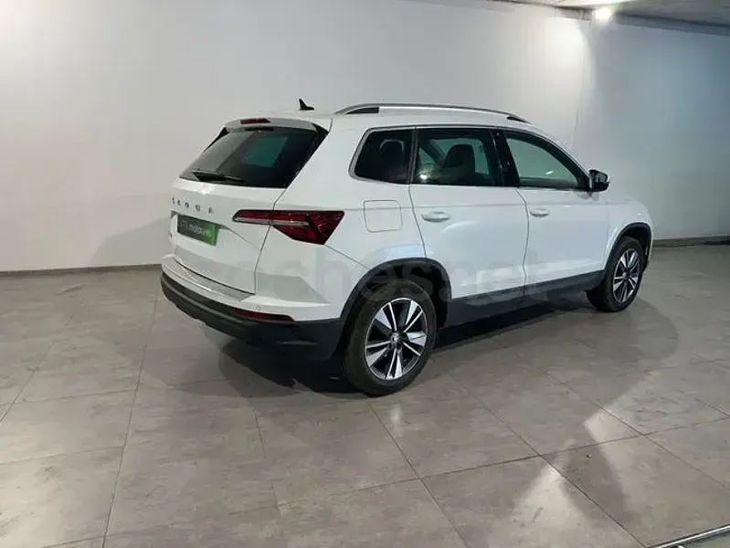 Usado Skoda Karoq Ambition 150 CV (110 kW) 2023 Blanco SUV