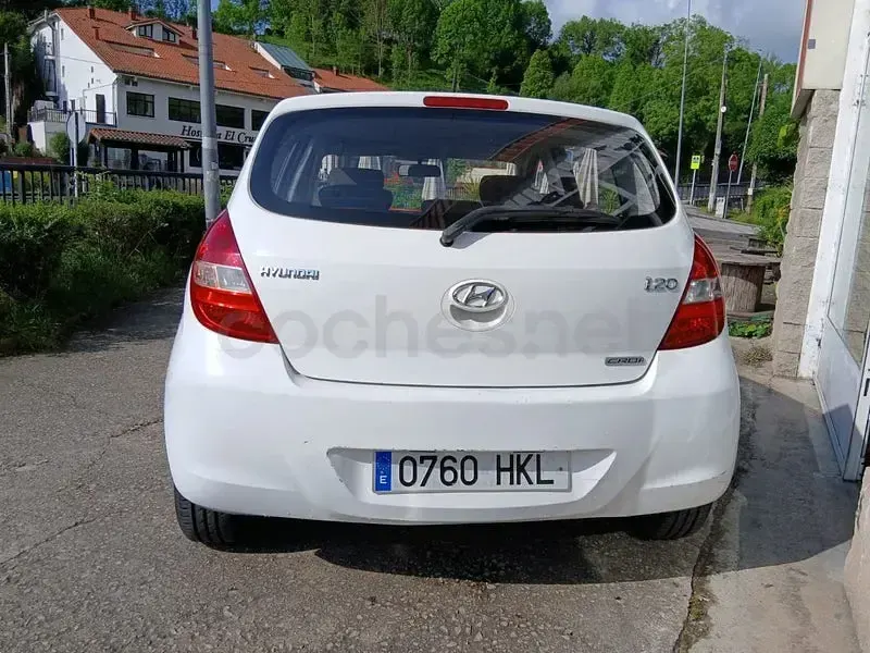 Usado Hyundai i20 Comfort 90 CV (66 kW) 2012 Blanco Utilitario
