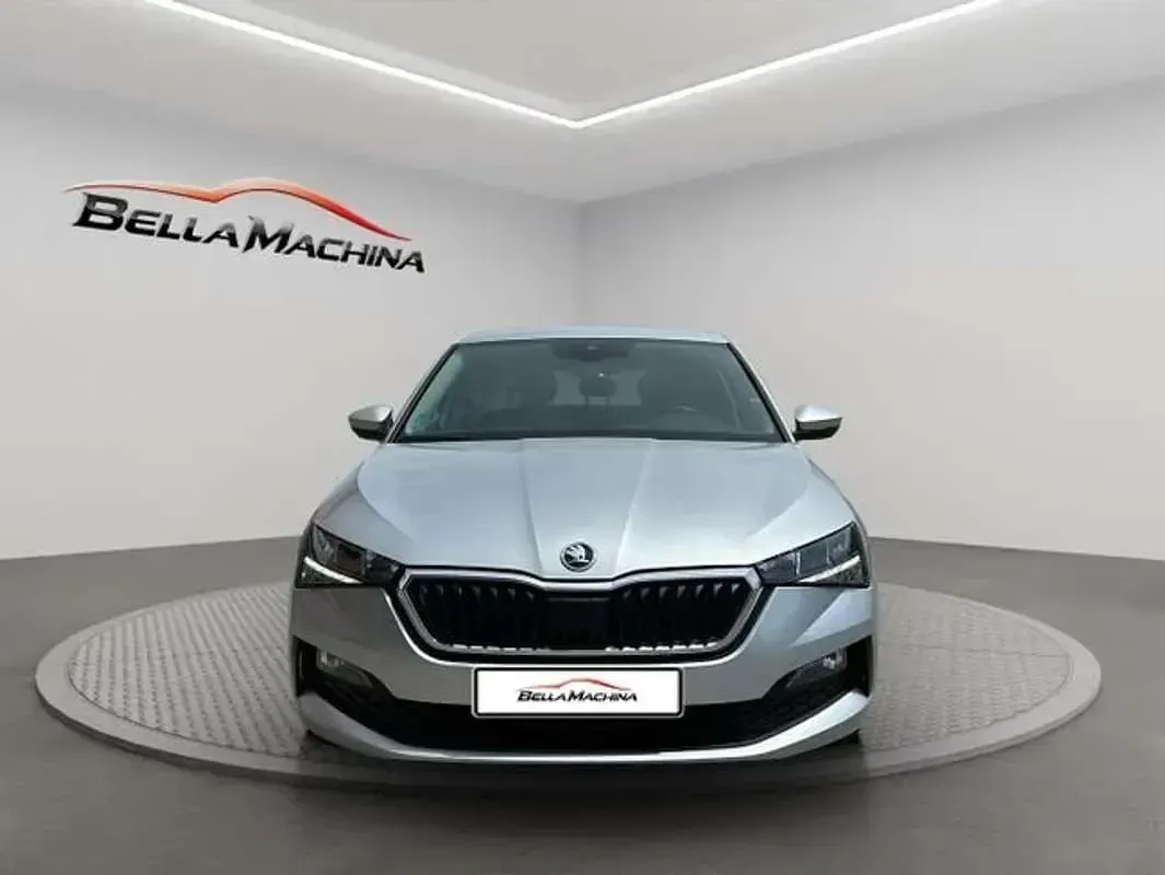 Usado Skoda Scala Ambition 95 CV (69 kW) 2023 Gris Utilitario