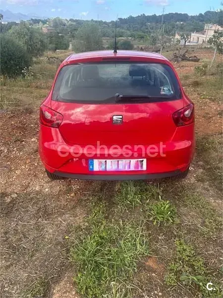 Usado Seat Ibiza Reference 70 CV (51 kW) 2015 Rojo Berlina