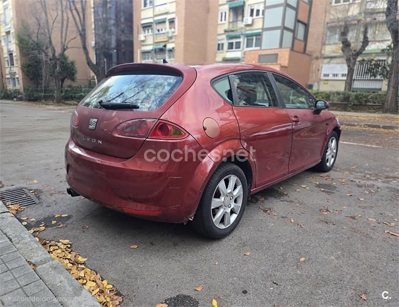 Usado Seat Leon Reference 105 CV (77 kW) 2006 Rojo Berlina