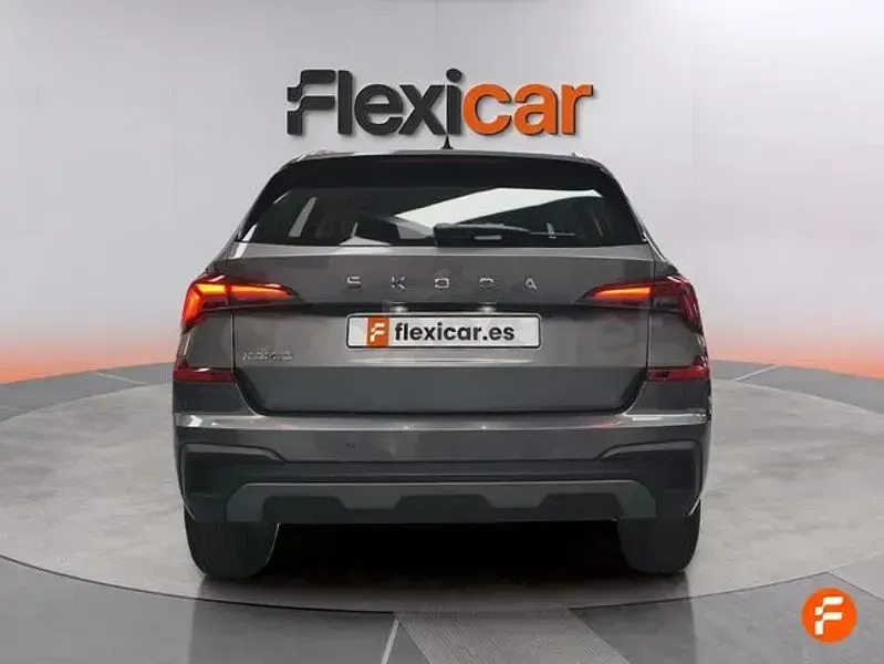 Usado Skoda Kamiq Selection 115 CV (84 kW) 2024 Gris / plata SUV