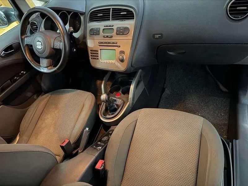 Usado Seat Altea Reference 105 CV (77 kW) 2005 Gris Monovolumen