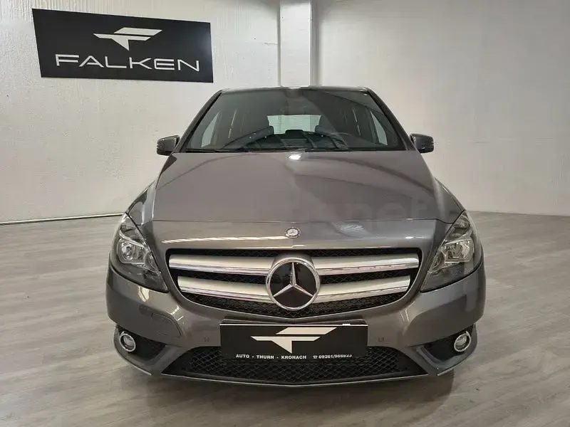 Usado Mercedes B180 Urban 109 CV (80 kW) 2014 Gris / plata Monovolumen