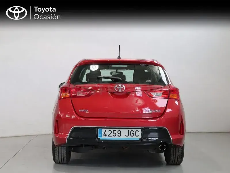 Usado Toyota Auris Active 132 CV (97 kW) 2015 Rojo Berlina
