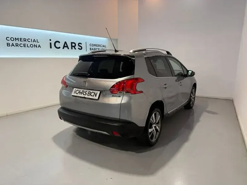 Usado Peugeot 2008 Allure 100 CV (73 kW) 2015 Gris / plata SUV