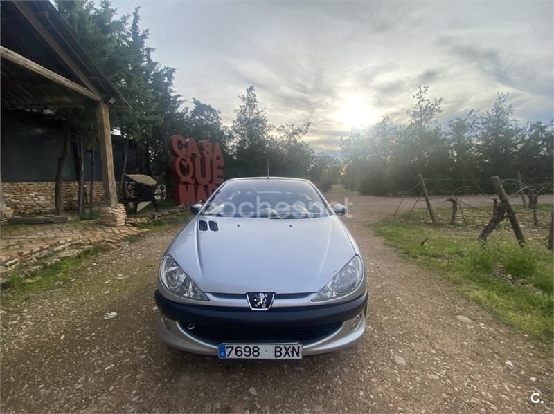 Usado Peugeot 206 110 CV (80 kW) 2002 Gris / plata Descapotable