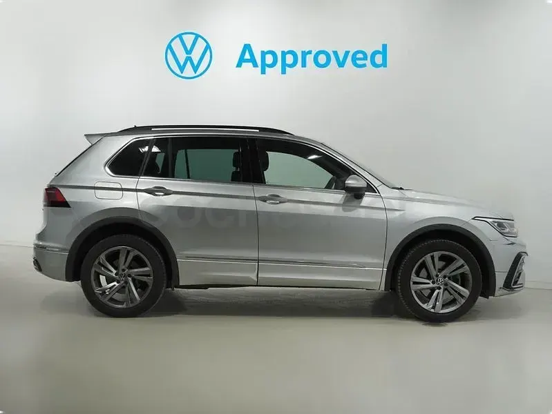 Usado VW Tiguan R-line 245 CV (180 kW) 2023 Plateado SUV