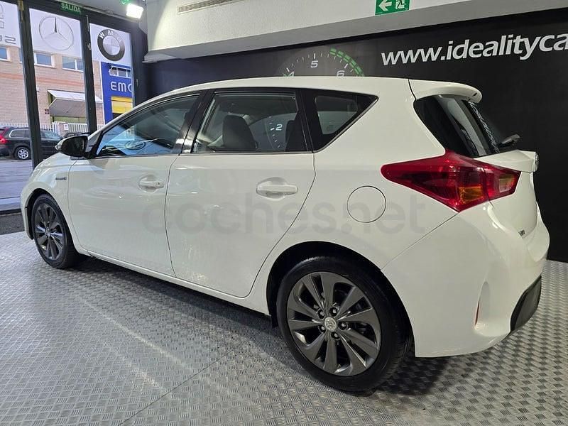 Usado Toyota Auris Hybrid Active 136 CV (100 kW) 2013 Blanco Berlina