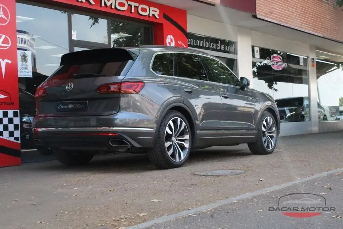 Usado VW Touareg Atmosphere 421 CV (309 kW) 2020 Gris SUV