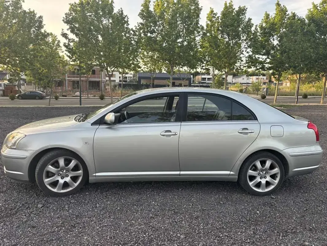 Usado Toyota Avensis Executive 147 CV (108 kW) 2005 Beige Berlina