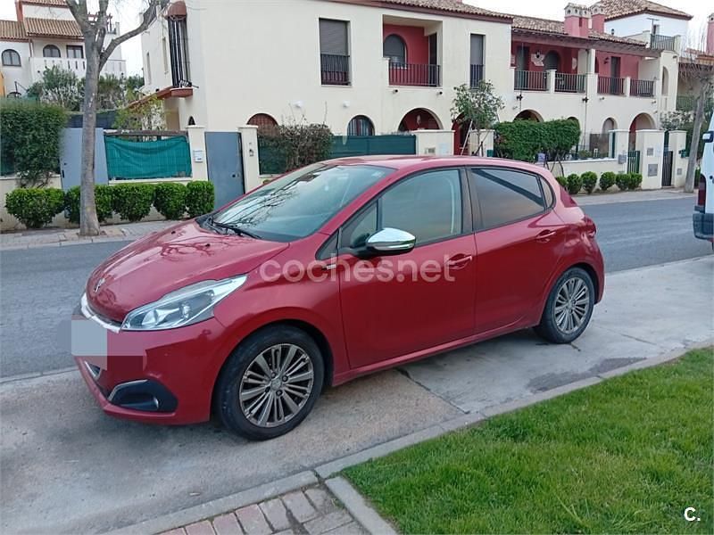 Usado Peugeot 208 Style 82 CV (60 kW) 2017 Granate Utilitario