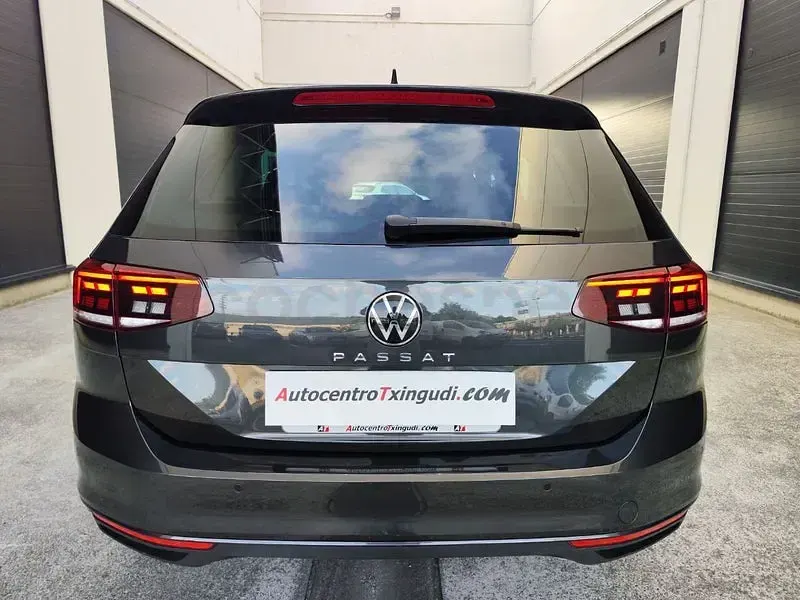 Usado VW Passat Executive 150 CV (110 kW) 2022 Marrón Familiar