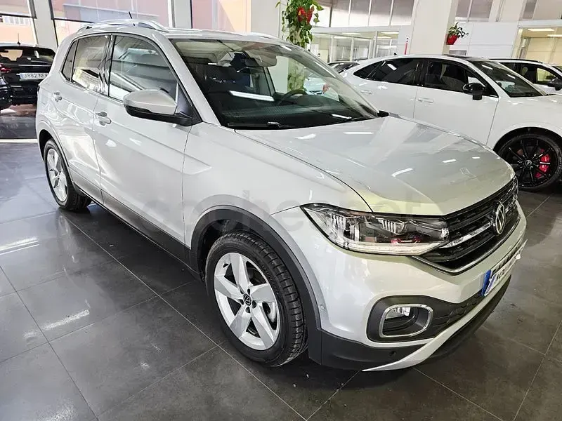 Usado VW T-Cross Sportline 110 CV (80 kW) 2023 Gris / plata SUV