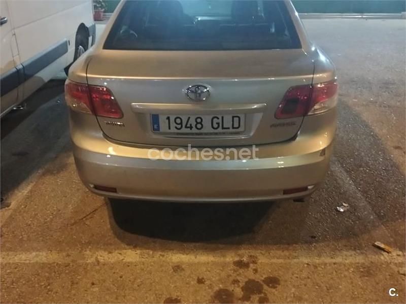 Usado Toyota Avensis Sol 126 CV (92 kW) 2009 Gris / plata Berlina
