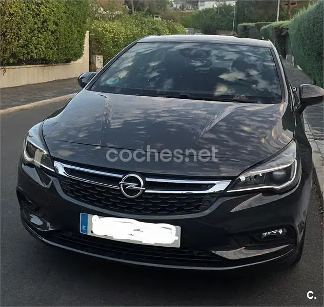 Usado Opel Astra Selective 105 CV (77 kW) 2016 Gris / plata Berlina