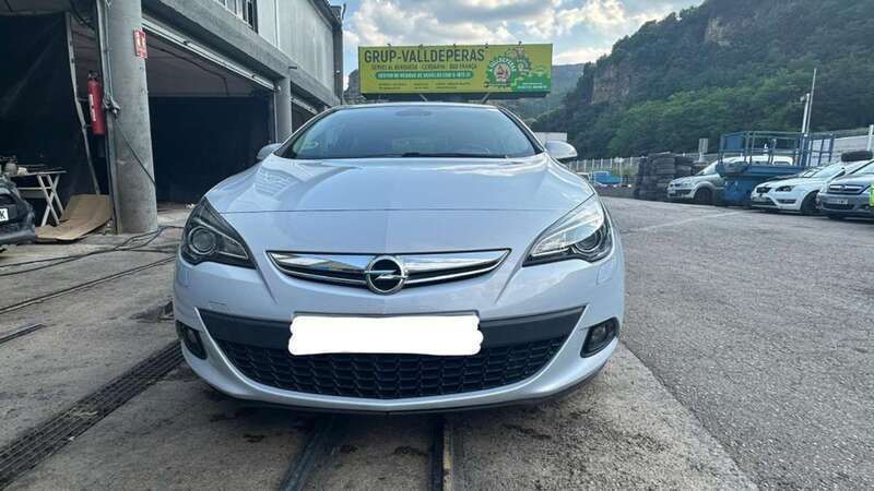 Usado Opel Astra GTC Sport 165 CV (121 kW) 2011 Azul Utilitario