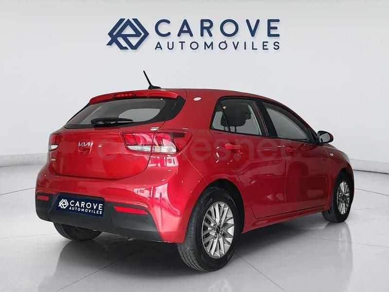 Usado Kia Rio 84 CV (61 kW) 2022 Granate Berlina