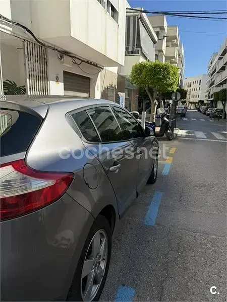 Begagnad Renault Mégane Dynamique 105 HK (77 kW) 2010 Grå Sedan