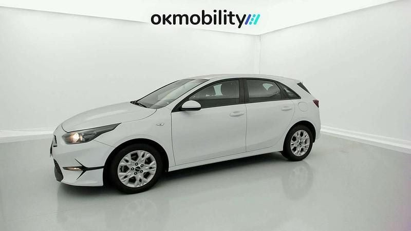 Używany Kia Ceed 120 KM (88 kW) 2022 Biały Hatchback