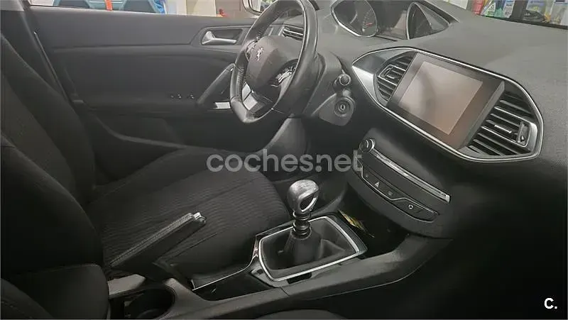 Usado Peugeot 308 Active 130 CV (95 kW) 2015 Gris / plata Berlina