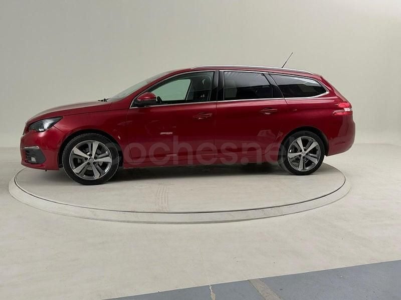 Usado Peugeot 308 SW Allure 120 CV (88 kW) 2017 Rojo Familiar