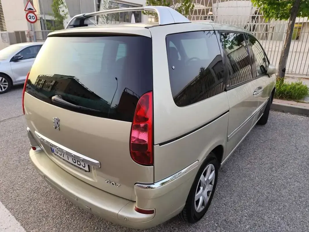Usado Peugeot 807 136 CV (100 kW) 2008 Beige Monovolumen