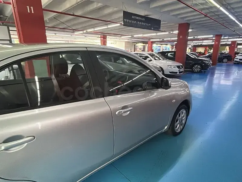 Usado Nissan Micra Acenta 80 CV (58 kW) 2016 Gris / plata Utilitario