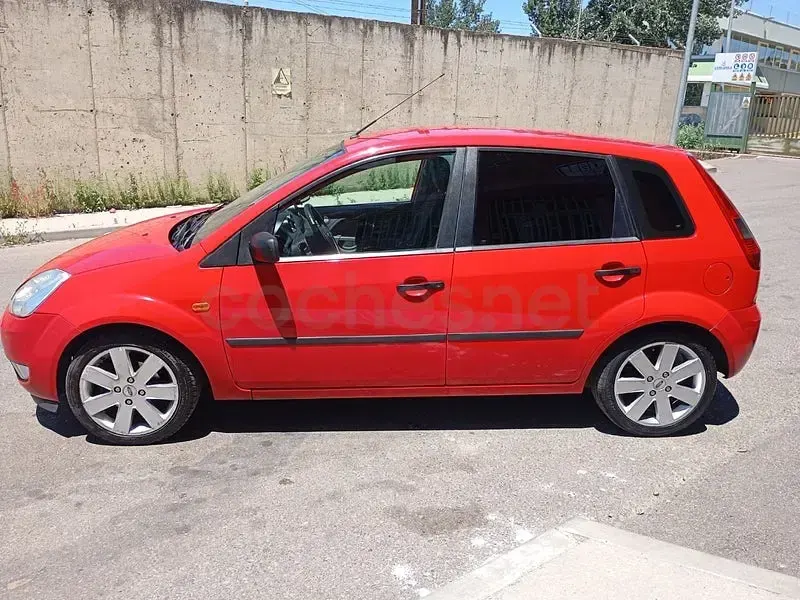 Usado Ford Fiesta Trend 68 CV (50 kW) 2004 Rojo Utilitario